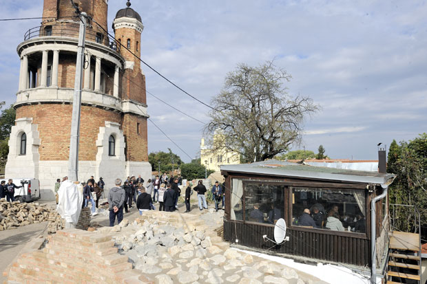 ПОРОДИЦА ДЕМША САХРАНИЛА ГЛАВУ КУЋЕ: Дом им руше за 60 дана?